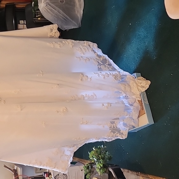 Bridal Dress - Picture 2 of 10